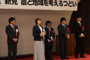 激励の言葉を受ける新規就農者