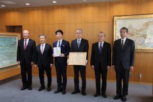 おかやま森づくり県民基金への寄附金贈呈式〔県トラック協会〕