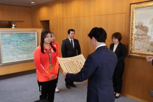東京デフリンピックメダリスト 県スポーツ特別顕彰授与式