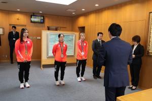 東京デフリンピックメダリスト 県スポーツ特別顕彰授与式