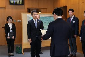 交通安全啓発資材整備費贈呈式〔中国銀行〕