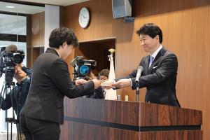 新規採用職員への辞令交付・訓示