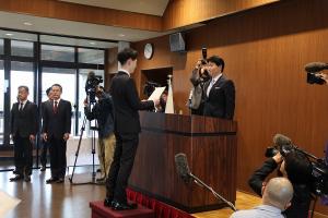 新規採用職員への辞令交付・訓示