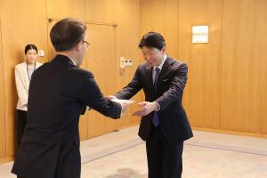 県子ども食堂応援基金への寄附金贈呈式