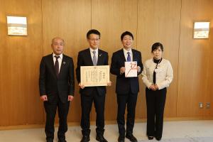 県子ども食堂応援基金への寄附金贈呈式