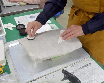 瓦の拓本を取っている様子