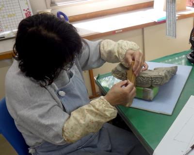 瓦の実測をしている様子２