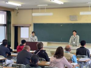 【激励する普及指導センター所長】