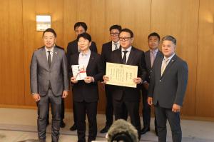 県子ども食堂応援基金に対する寄附金贈呈式
