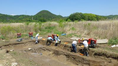 酒津遺跡の調査区での作業の様子