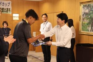 ソフトボール世界大会優勝 平林金属男子ソフトボール部 日本代表選手 表敬訪問