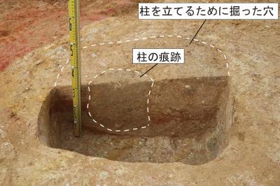 高尾上ノ畑遺跡_柱穴を半分掘り下げた様子