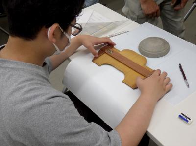 二日目の土器の実測をしている様子