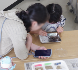 土の中の生き物探しをしている様子です