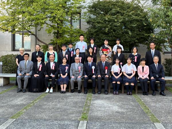 ③