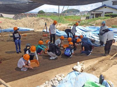 中津遺跡_玉島公民館市民講座で行った発掘体験の様子