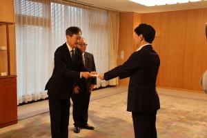 山陽新聞社会事業団から日本赤十字社岡山県支部への令和8年熊本地震災害義援金贈呈式