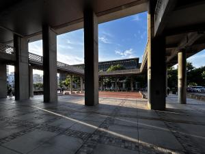 県庁ピロティから図書館を望む