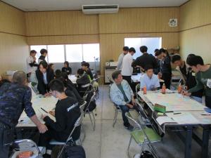 熱心に意見交換を行う参加者