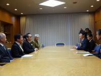 後楽園魅力向上委員会からの中間提言を知事に行った写真