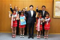 倉敷ジュニアソフトテニスクラブの皆さんが伊原木知事を表敬訪問