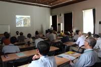 津島遺跡の概要や発掘調査の結果についての講義を受ける参加者