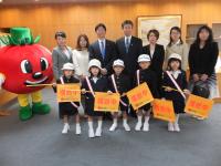 岡山県交通安全対策協議会への交通安全用品贈呈式