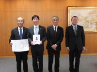 岡山県交通安全対策協議会への交通遺児就学援助資金贈呈式