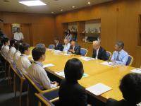 熊本地震の派遣職員が知事に活動内容を報告