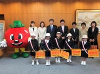 岡山県交通安全対策協議会への交通安全用品贈呈式