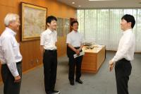 国際化学オリンピック日本代表生徒が知事を表敬訪問する写真