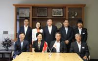 中国江西省訪問団が宮地副知事を表敬訪問した際の集合写真