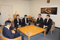 日本相撲協会 谷川親方が副知事を表敬訪問している写真