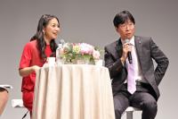 留学促進フェアin OKAYAMA 2017で関根麻里さんと対談する知事の写真