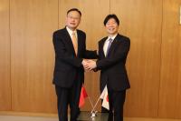 中国駐大阪総領事が知事を表敬訪問した際の写真