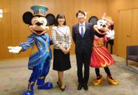 東京ディズニーリゾート・アンバサダーと知事の写真