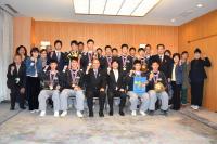 男子中学生バスケットボール選抜チームが知事を表敬訪問した際の集合写真