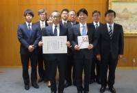 岡山県交通安全対策協議会への交通安全用品贈呈式の集合写真