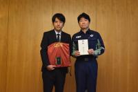 嵐の二宮和也さんが知事へ義援金を贈呈した際の写真