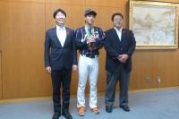 世界身体障害者野球日本大会で優勝の早嶋選手が来庁した際の写真