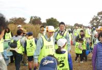 児島湖流域清掃大作戦で清掃している伊原木知事の写真