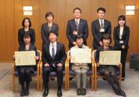岡山県の施策が全国知事会の先進政策大賞を受賞し、伊原木知事へ報告をした後の集合写真