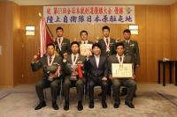 第６３回全日本銃剣道優勝大会にて優勝した陸上自衛隊日本原駐屯地チームが知事を表敬訪問した写真