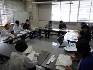 【情報交換する参加者】