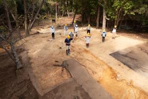 東方建物（塔跡）完掘状況（東から）