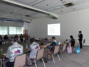 【新規就農の説明を行う普及指導員】の写真