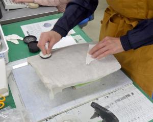 瓦の拓本を取っている様子