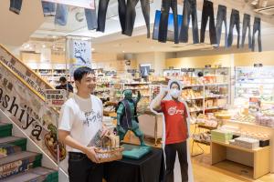 新橋館でPRする河本さん