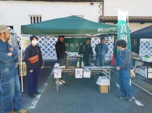 生産部会員が真庭雄町のＰＲを行っている写真