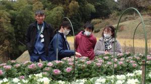 栽培現場で当面管理を話し合う生産者ら